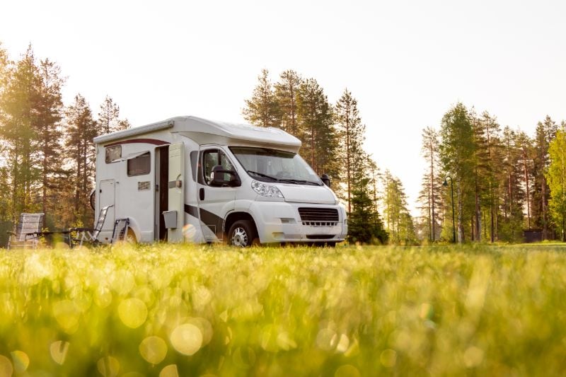 Ein teilintegriertes Wohnmobil hat ein niedrigeres Dach als ein Alkoven-Wohnmobil.