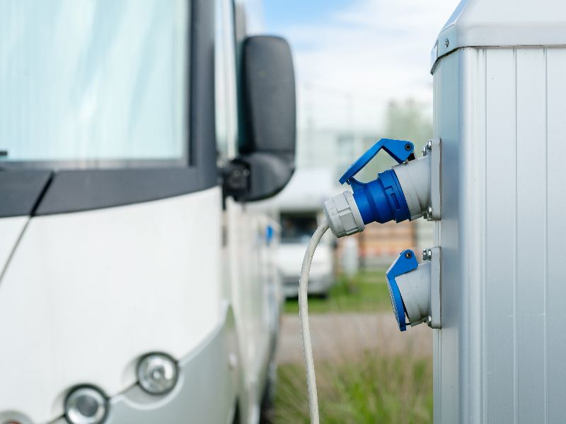 Strom auf dem Campingplatz: Wohnmobil