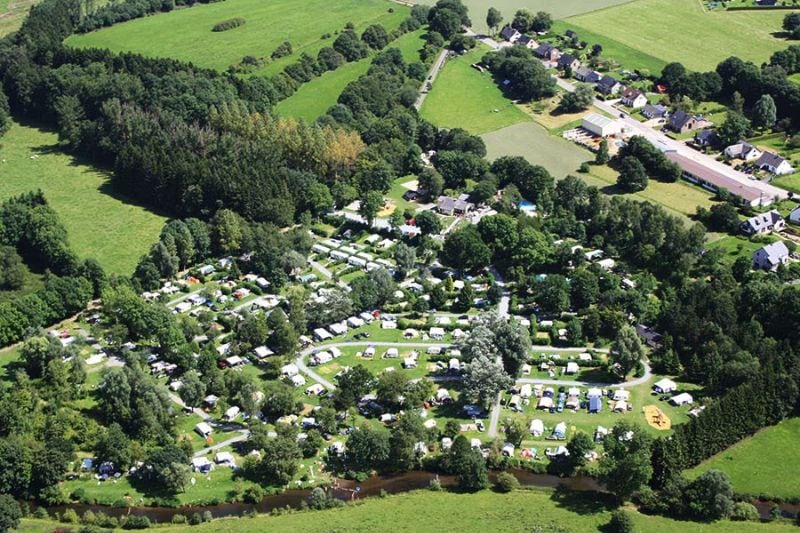 Camping de Chênefleur am Fluss Semois – familienfreundlicher Campingplatz in Belgien mit Wasserspaß und Naturerlebnis
