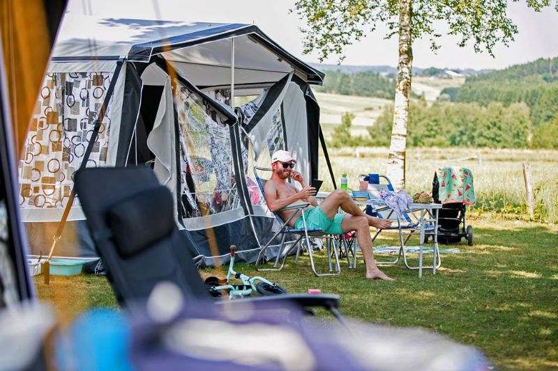 Terrassenförmige Stellplätze auf Camping Hohenbusch – große Komfortplätze mit viel Privatsphäre in den Ardennen