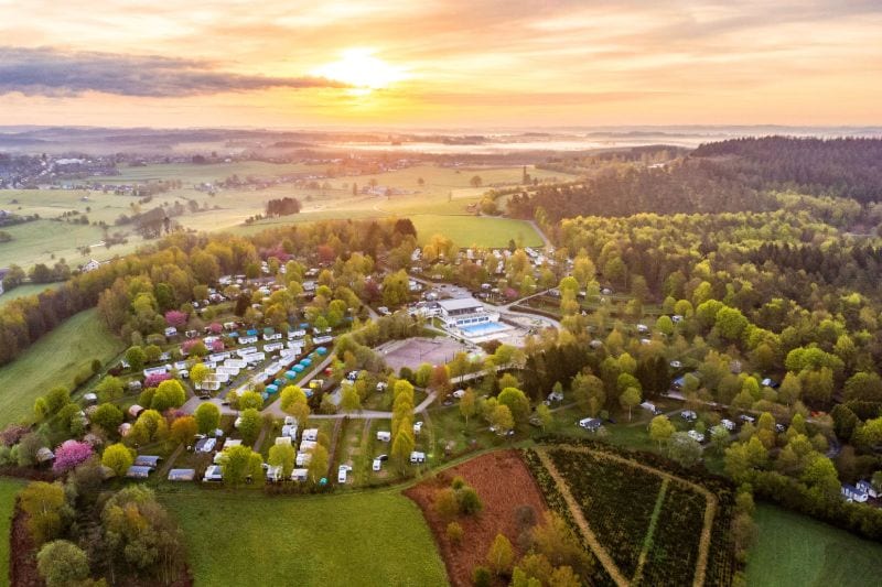 Ardennen Camping Bertrix – Vier-Sterne-Campingplatz in Belgien mit Pool, Spielwald und Natur in den Ardennen
