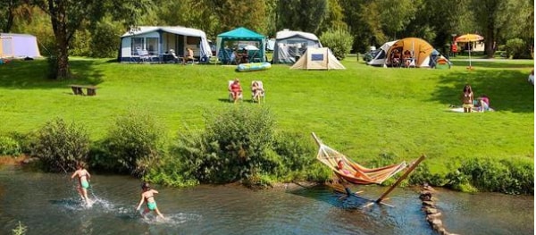 Campen in Belgien auf Camping de Chênefleur – Stellplätze direkt am Fluss Semois und schöne Natur