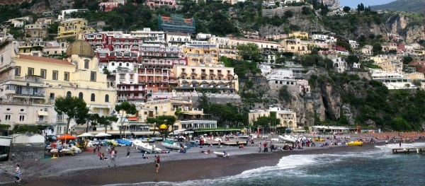 Blick auf die bunten Häuser von Positano an der Amalfiküste – beliebtes Reiseziel in Italien