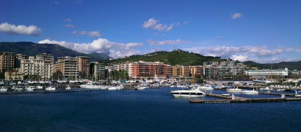 Hafen von Salerno mit Blick auf das Meer – Ausgangspunkt für Bootstouren an der Amalfiküste
