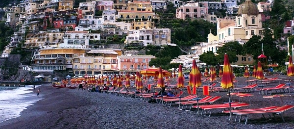 Ruhiger Strand von Positano an der Amalfiküste mit Kieselstrand und Blick auf das Dorf