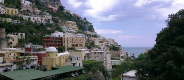 Atemberaubender Blick von Positano über das Meer mit bunten Häusern und steilen Gassen