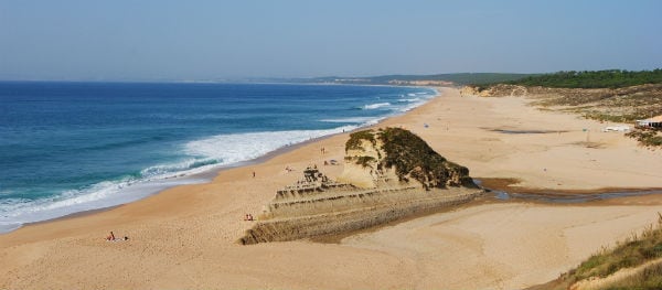 Weißer Sandstrand Praia do Meco bei Lissabon mit Blick auf das Meer und Naturkulisse