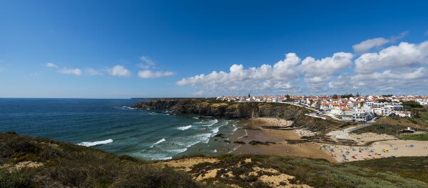 Schroffe Felsküste am Strand von Zambujeira do Mar an der Atlantikküste Portugals