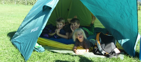 Kindern im Zelt