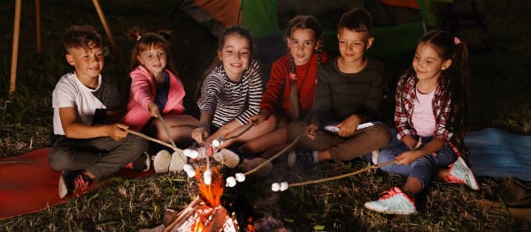 Kinder am Lagerfeuer