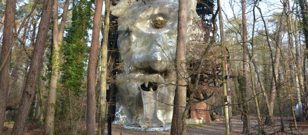Le Cyclop in Milly-la-Forêt – monumentale Skulptur von Jean Tinguely im Wald, Atlas Obscura Reiseziel in Frankreich