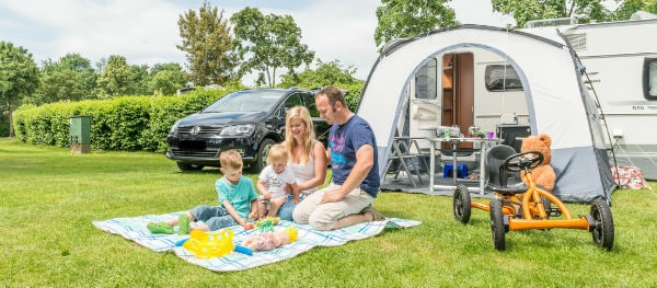 Picknickdecke auf der Wiese beim Camping – Tipps zum zeckenfreien Campen und Zeckenschutz im Urlaub