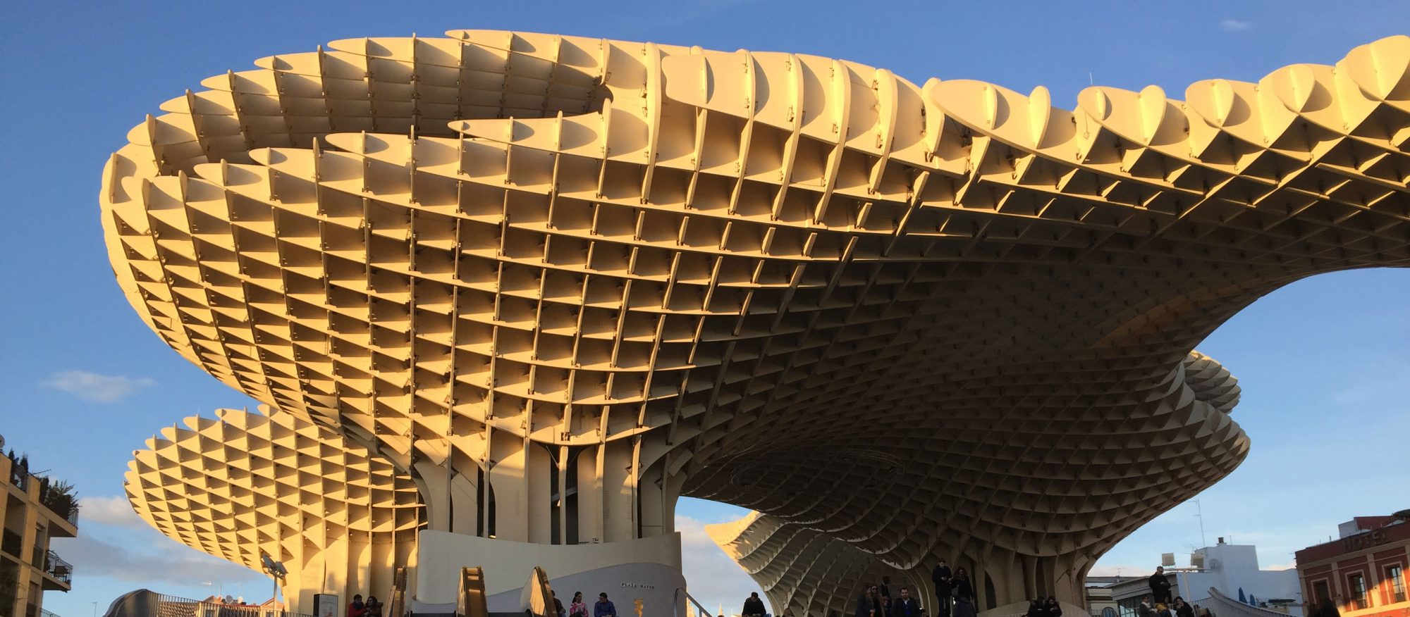 Moderne Holzkonstruktion „Las Setas“ auf dem Plaza de la Encarnación – futuristische Aussichtsplattform in Pilzform mit Ausblick über Sevilla
