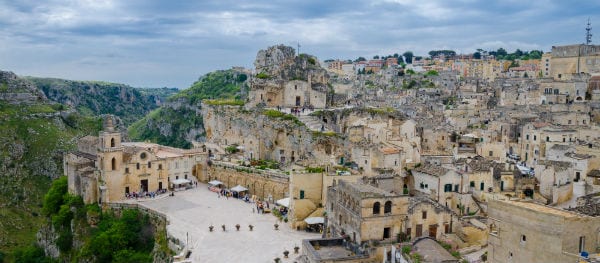 Blick auf die Kirche San Pietro Caveoso in Matera – historische Sehenswürdigkeit in den Sassi-Höhlenvierteln