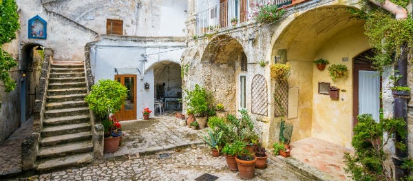 Historische Höhlenhäuser in den Sassi von Matera – einzigartige Felsarchitektur im Süden Italiens
