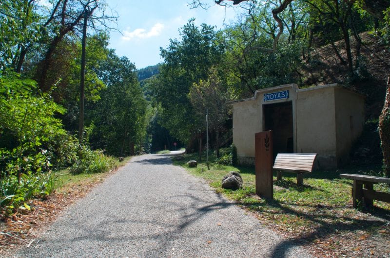 Ein echter alter Bahnhof an der „Voie Verte“ bei Royas in Frankreich. Man kann sich dort jetzt vor dem Regen schützen oder einfach eine Pause einlegen.