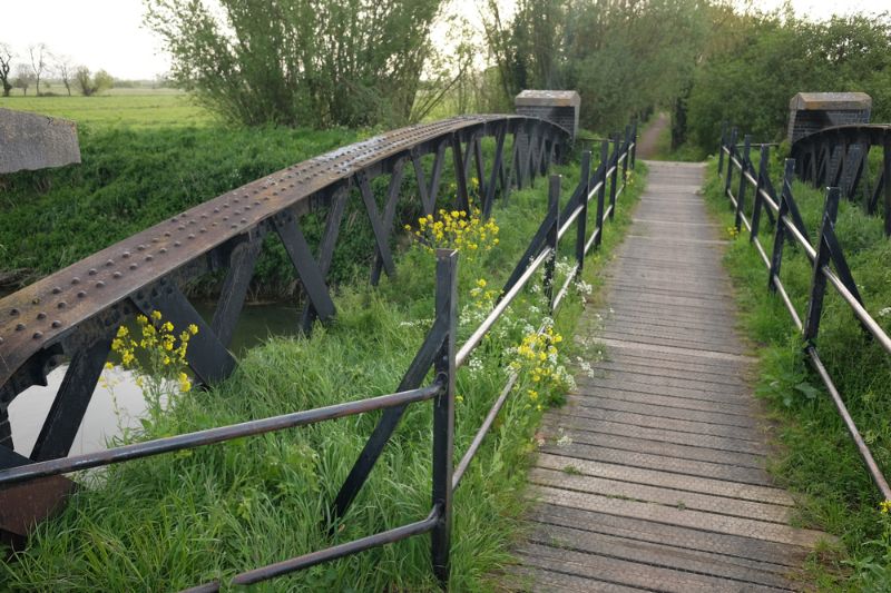 Eine Grüne Route wird immer auch mit Blick auf die Natur und die Umwelt angelegt. Wundern Sie sich also nicht, wenn die vor Ihnen liegende Fahrradbrücke buchstäblich mit Grün bedeckt ist.