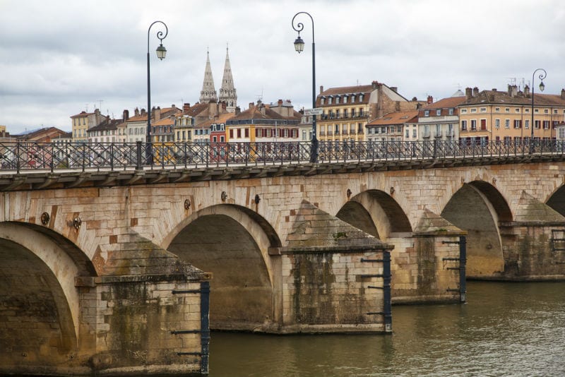 Die Saint-Laurent-Brücke aus dem 11. Jahrhundert in Mâcon.