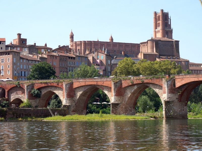 Den Pont Vieux und die Kathedrale von Albi sieht man am besten, wenn man sich am Rand des Stadtzentrums befindet.