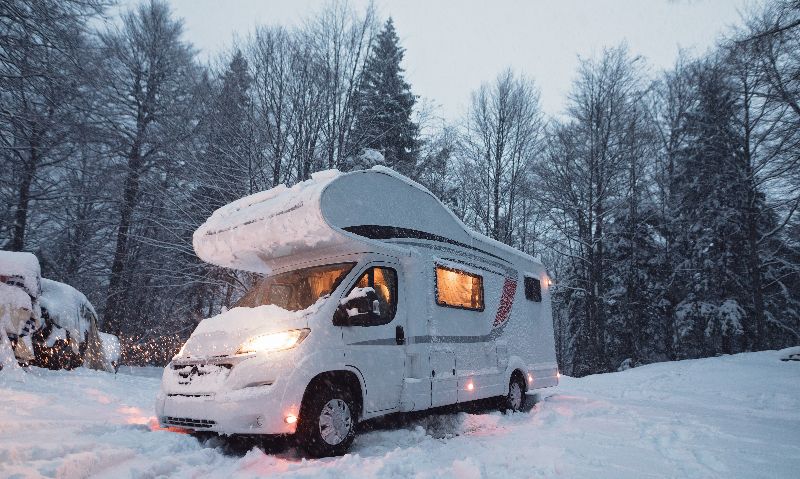 Wohnmobil beim Wintercamping