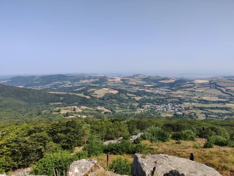 Aussicht auf das Tal bei Lacaune vom Pic du Montalet.