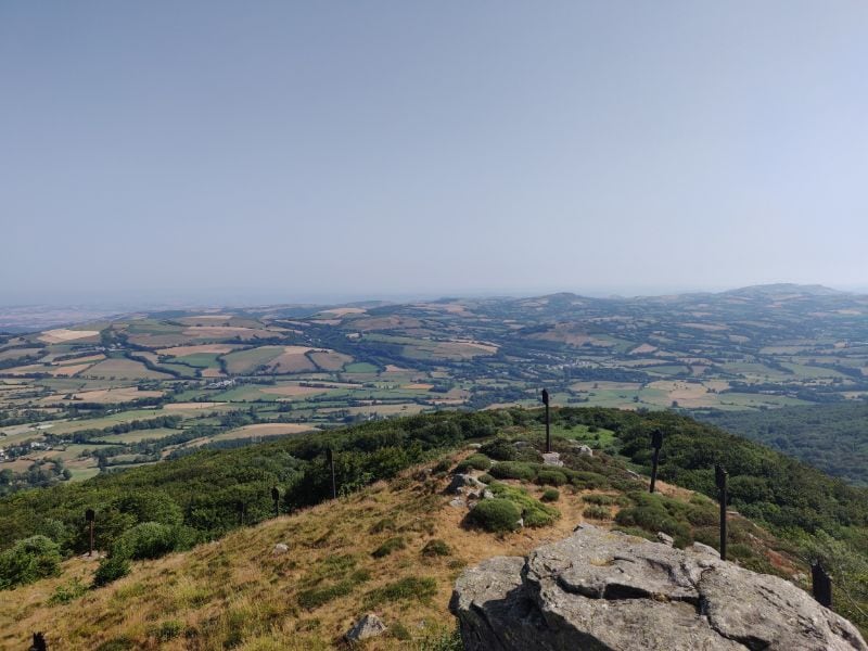 Oben auf dem Pic du Montalet erwartet den Wanderer diese schöne Aussicht auf das Tal um Lacaune und den Haut-Languedoc.