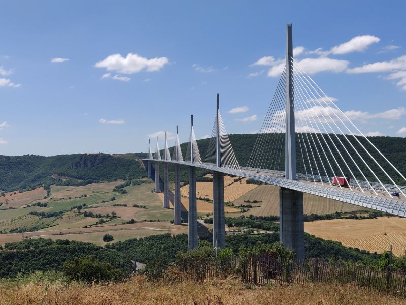 Das Viadukt von Millau sollte man sich wirklich ansehen, wenn man einmal in der Nähe ist. Der nahegelegene Rastplatz bietet zahlreiche Annehmlichkeiten.