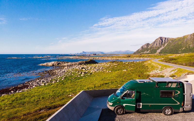 Sonnenkollektoren auf dem Wohnmobil sind eine Möglichkeit, nachhaltiger zu campen