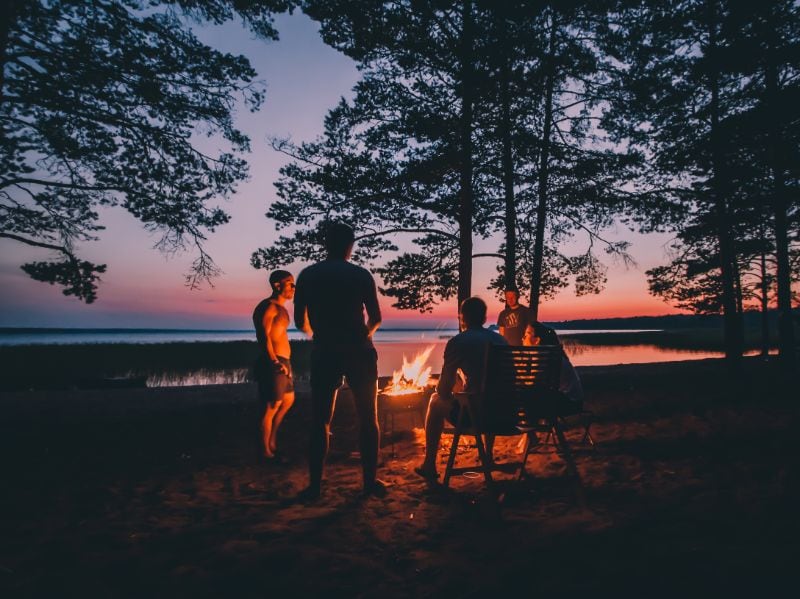 Rücken-Malerei und Stille Post am Lagerfeuer.