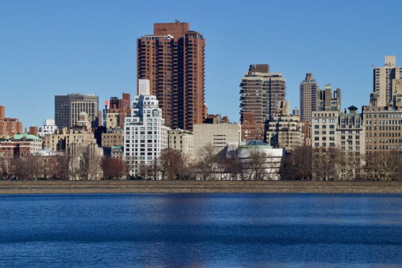 New York City‘s Skyline, auf welcher sich mittig rechts das Guggenheim Museum abzeichnet.