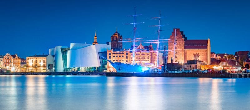 Das imponierende Ozeaneum im Hafen von Stralsund.