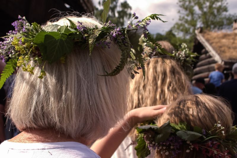 Mittsommerfest in Norwegen am 23. Juni jedes Jahr mit viel Sonne, Blumen und Leckereien.