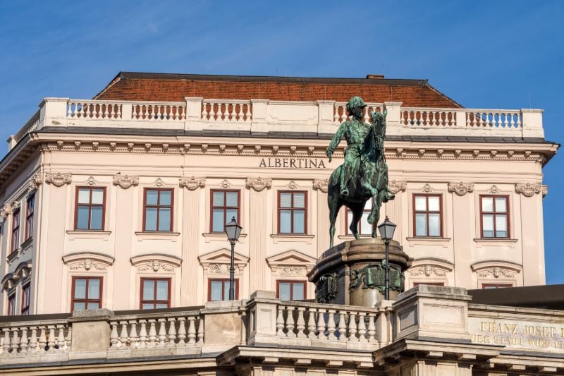 Das imposante Gebäude des Palais Erzherzog Albrecht im 1. Bezirk der Wiener Innenstadt.