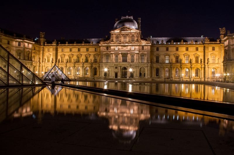 Bei Nacht beleuchtet wirkt der Louvre schon fast ein wenig geheimnisvoll.