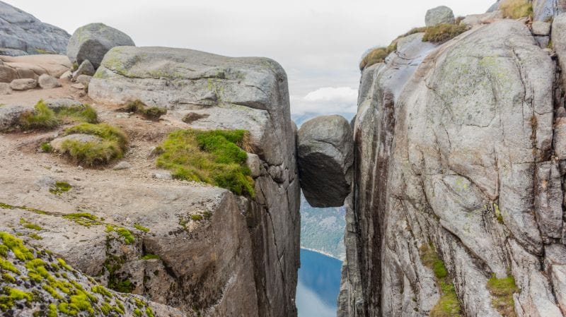 Der Kjeragbolten, ein zwischen zwei Felsen eingeklemmter Felsbrocken.