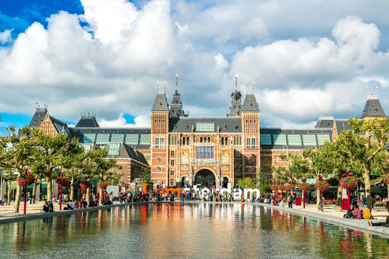Der Blick vom bekannten Museumsplein auf das eindrucksvolle Rijksmuseum.