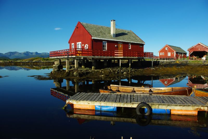 Campen in Norwegen an typischen Holzhäusern