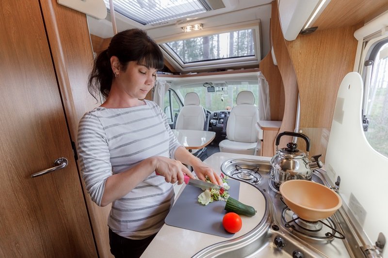 Wenn Sie ein Wohnmobil mieten, ist die Küche meist umfassend mit Utensilien ausgestattet.