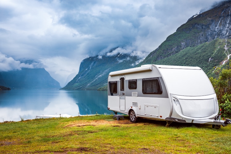 Caravan aan het water