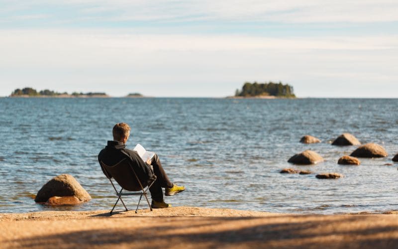 Mann mit Buch am Meer