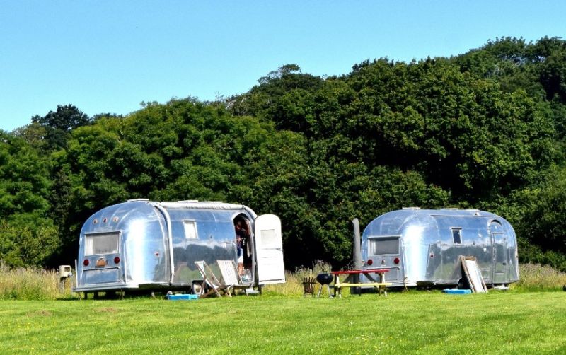 Besondere Glamping-Unterkünfte: Airstream-Wohnwagen mieten