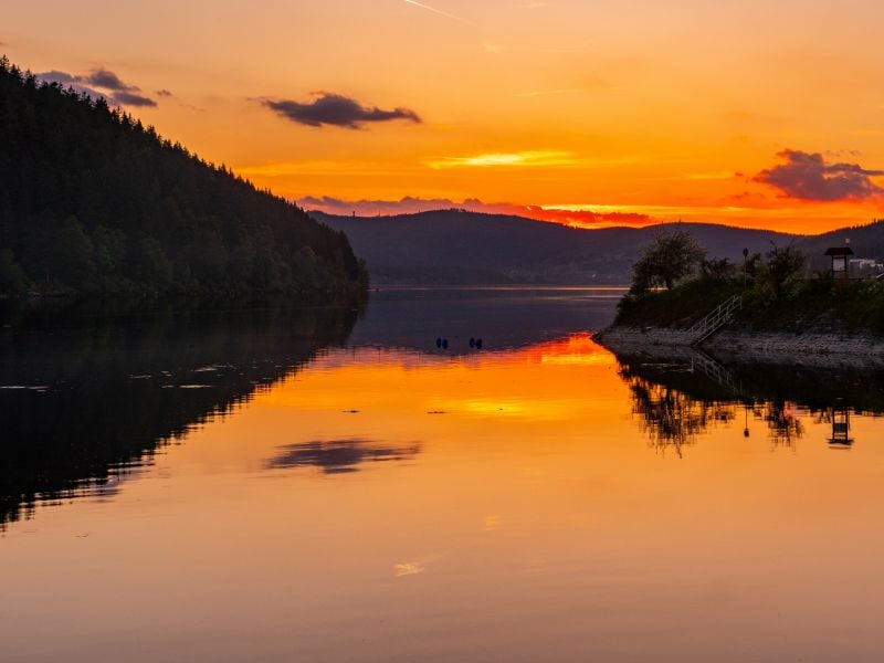 Zonsondergang aan de Schluchsee. Hier geniet je van prachtige wandelingen, waterpret én de mooie natuur.