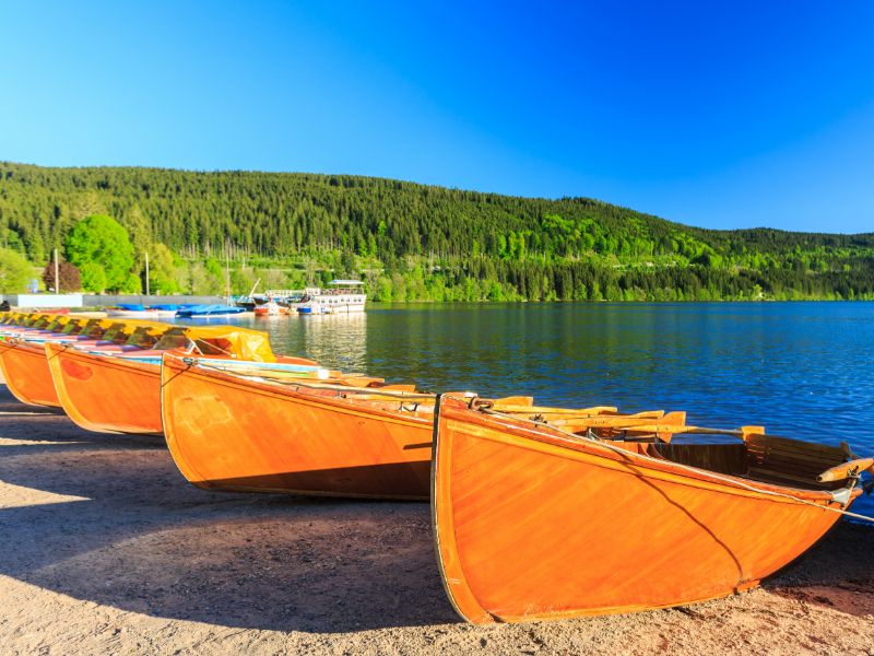 De Titisee wordt vaak gezien als het mooiste meer in het Zwarte Woud. De bootjes liggen al klaar om je mee te nemen over het water.