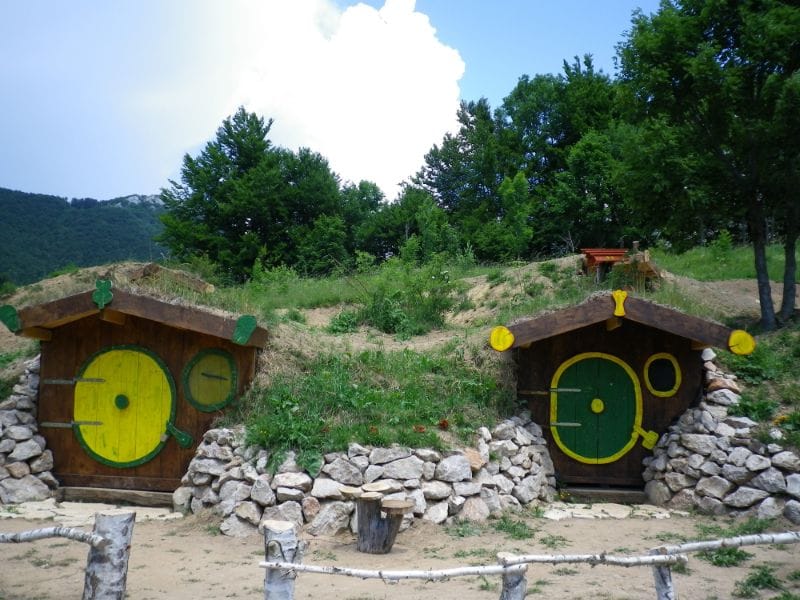 Besondere Glamping-Unterkünfte: Hobbithäuser Kamp Velebit Kroatië