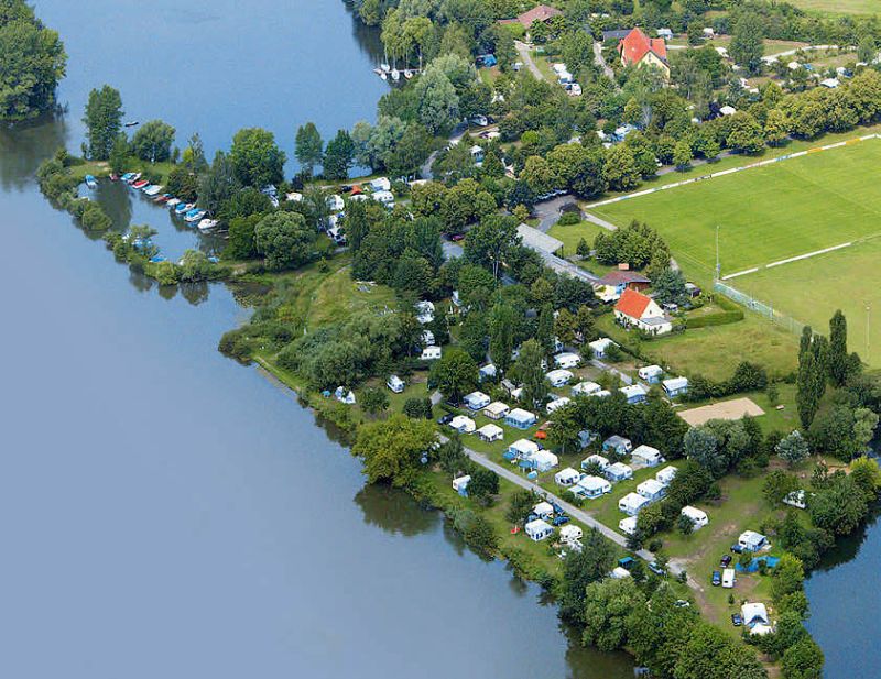 Campingplätze in Bayern: Campingplatz direkt am See in einer Luftaufnahme