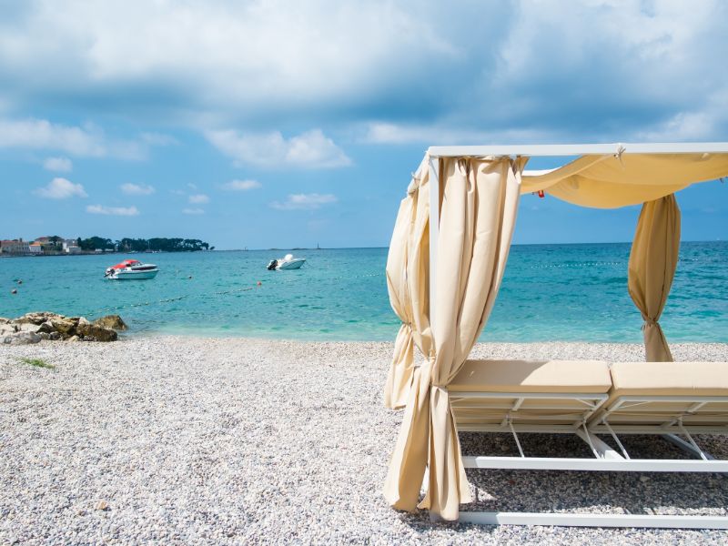 Er vergnügt sich mit seiner Ebony am Strand Er vergnügt sich mit seiner Ebony am Strand