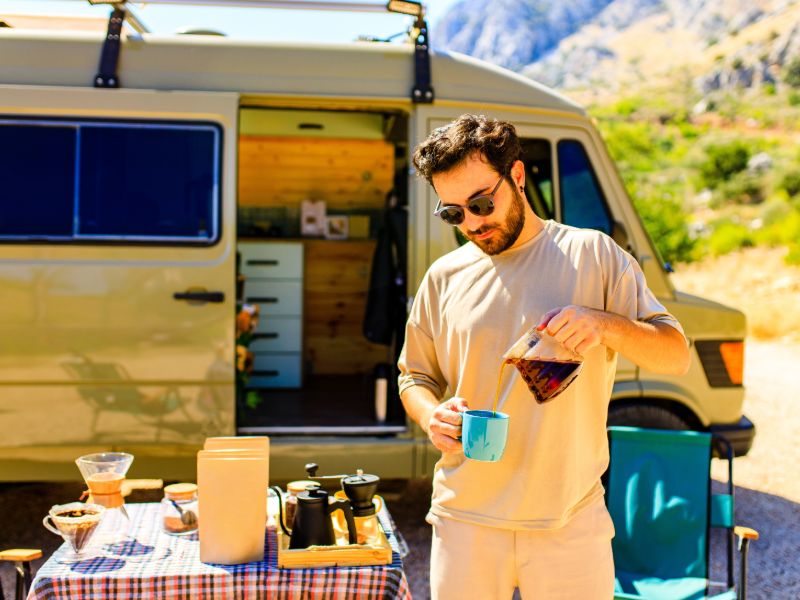 Frühstück vorm Wohnmobil