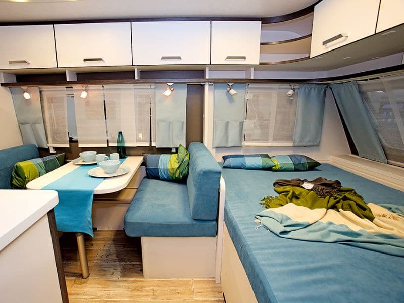 Caravan met een dwarsbed en een compacte indeling