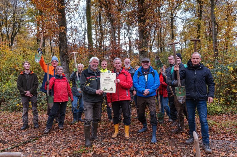 Gruppe mit Urkunde von WOHNmobil für Klimaschutz