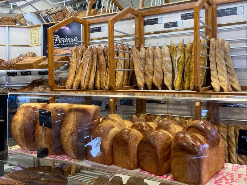 Zwischen dem Campingplatz Huttopia Versailles und der RER-Station liegt ein tolle Bäckerei.